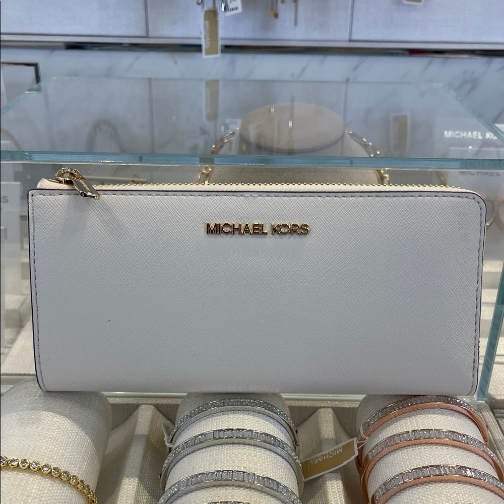 MICHAEL KORS Jet Set Travel Lg Saffiano Leather Quarter-Zip Wallet
Light Cream